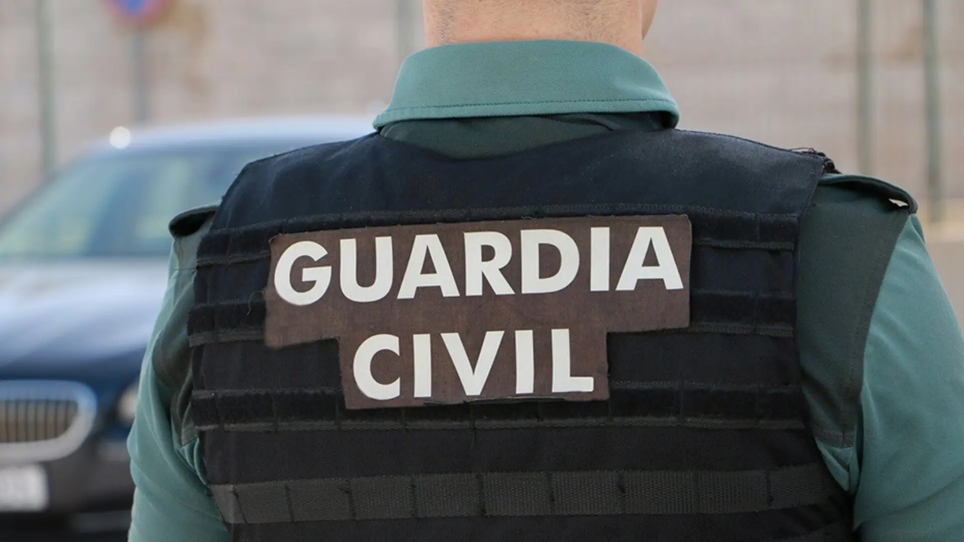 Apuñalan a una mujer con un cuchillo en el cuello en plena calle en Cantillana