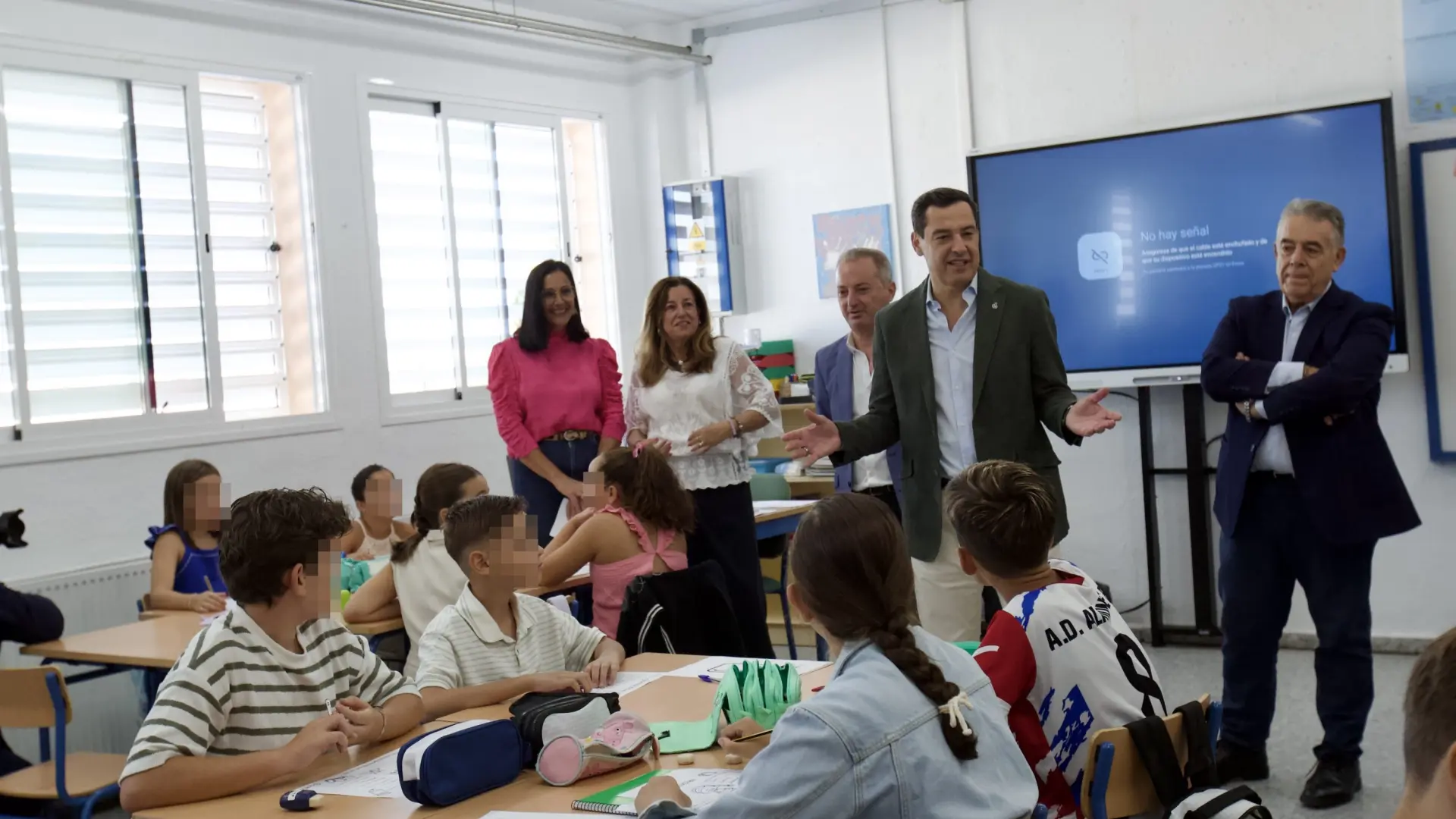 Moreno anuncia un nuevo plan de 55 millones de euros para mejorar la climatización de las aulas andaluzas