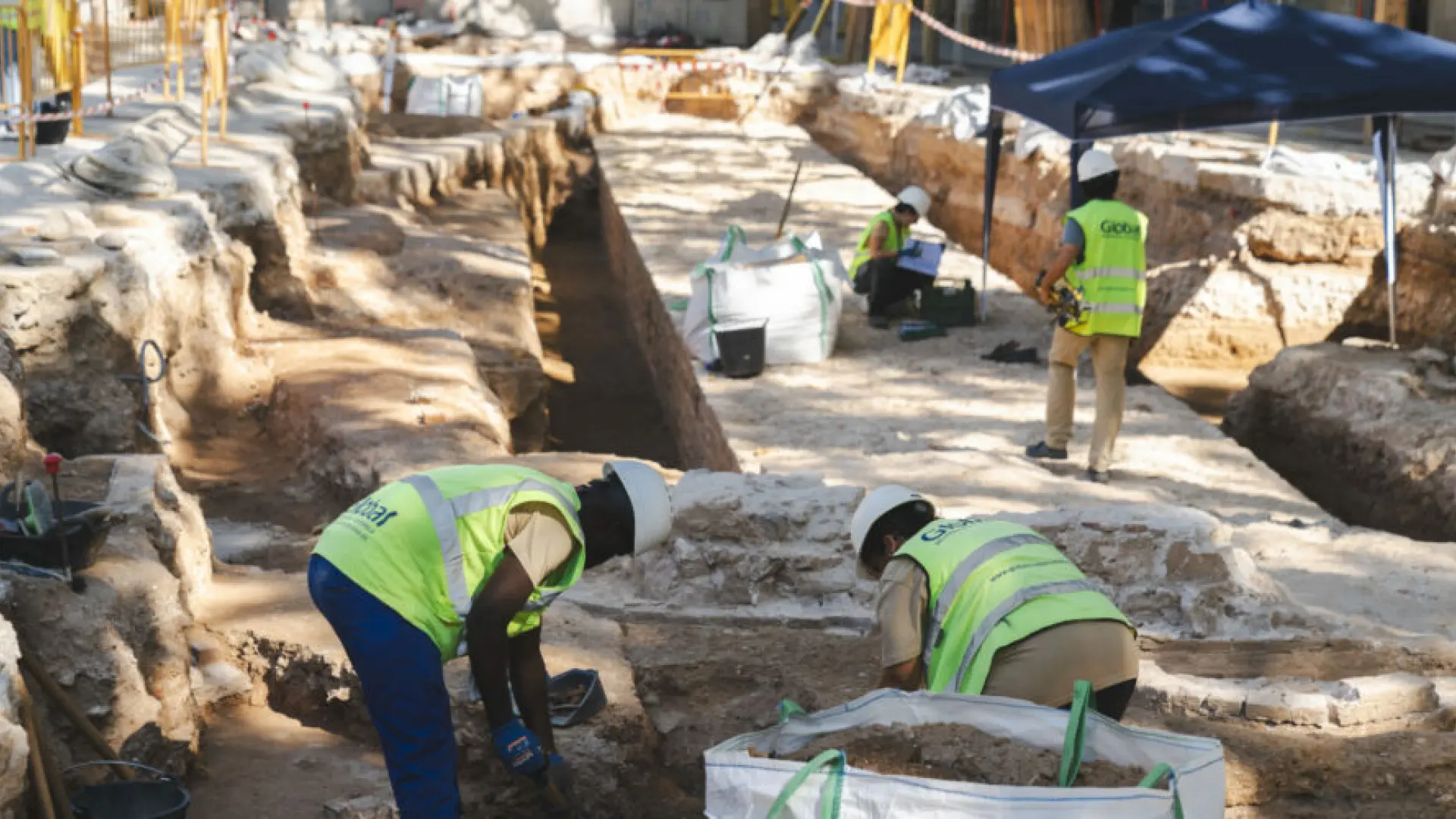 Hallazgo histórico en las obras de La Rambla de Barcelona: sale a la luz un tramo de casi 50 metros de la muralla medieval del siglo XIV