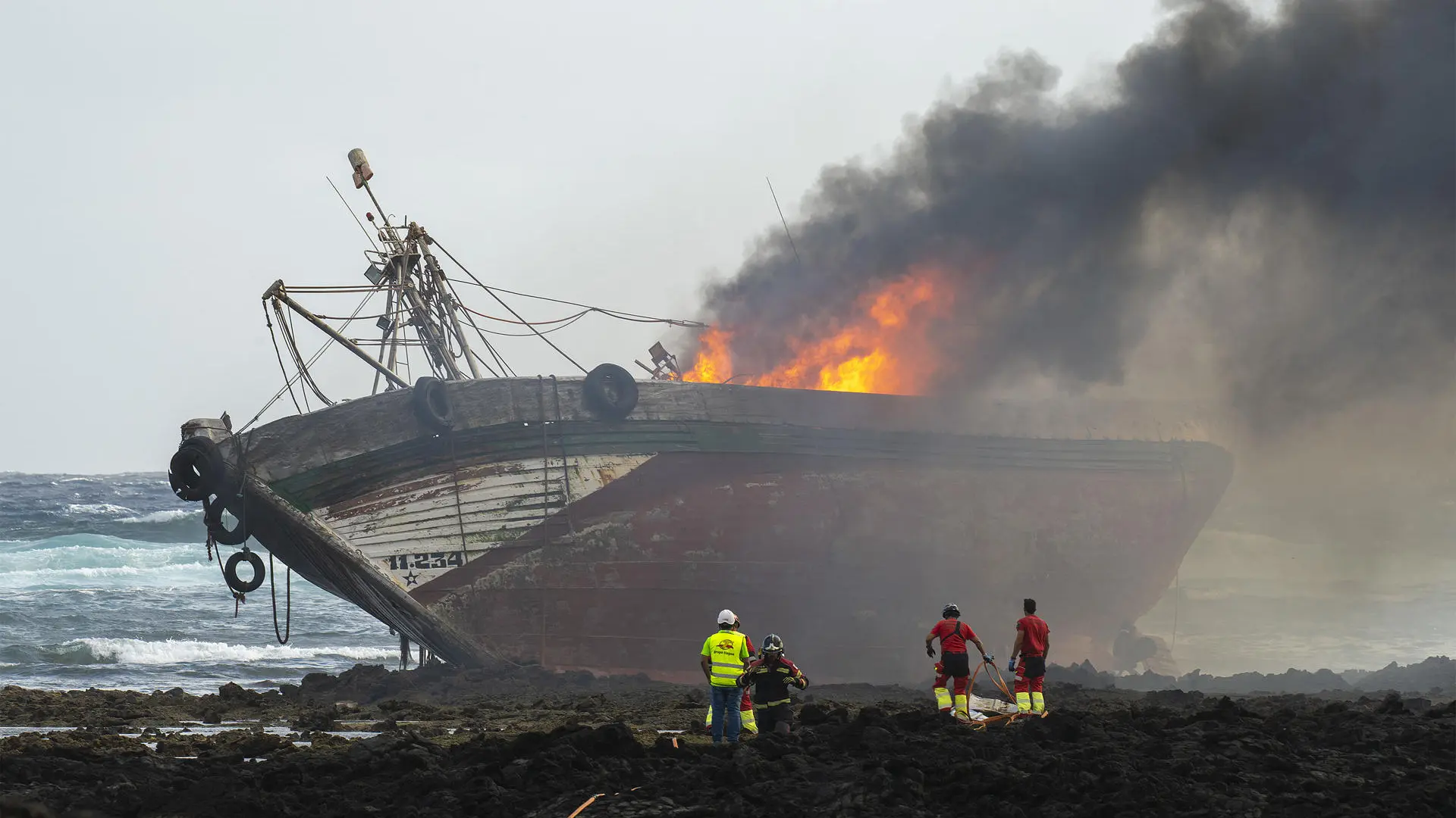 Arde un pesquero tras encallar en el norte de Lanzarote con cinco tripulantes