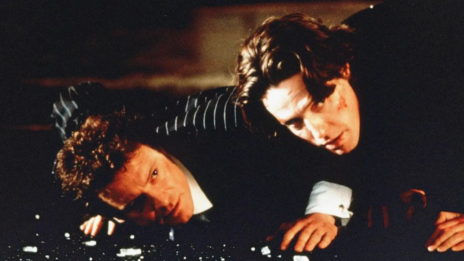 Hugh Grant y Colin Firth: las bromas más legendarias de una amistad forjada a base de troleos
