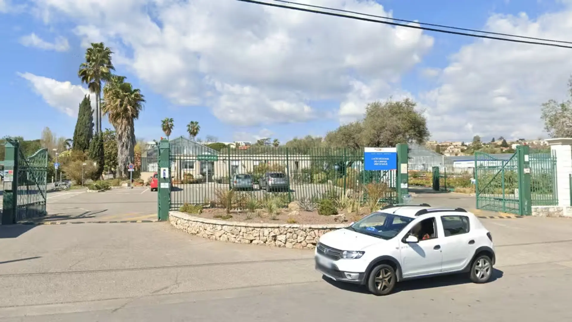 Una profesora y un estudiante, heridos por un ataque con cuchillo de un antiguo alumno en un instituto de Francia