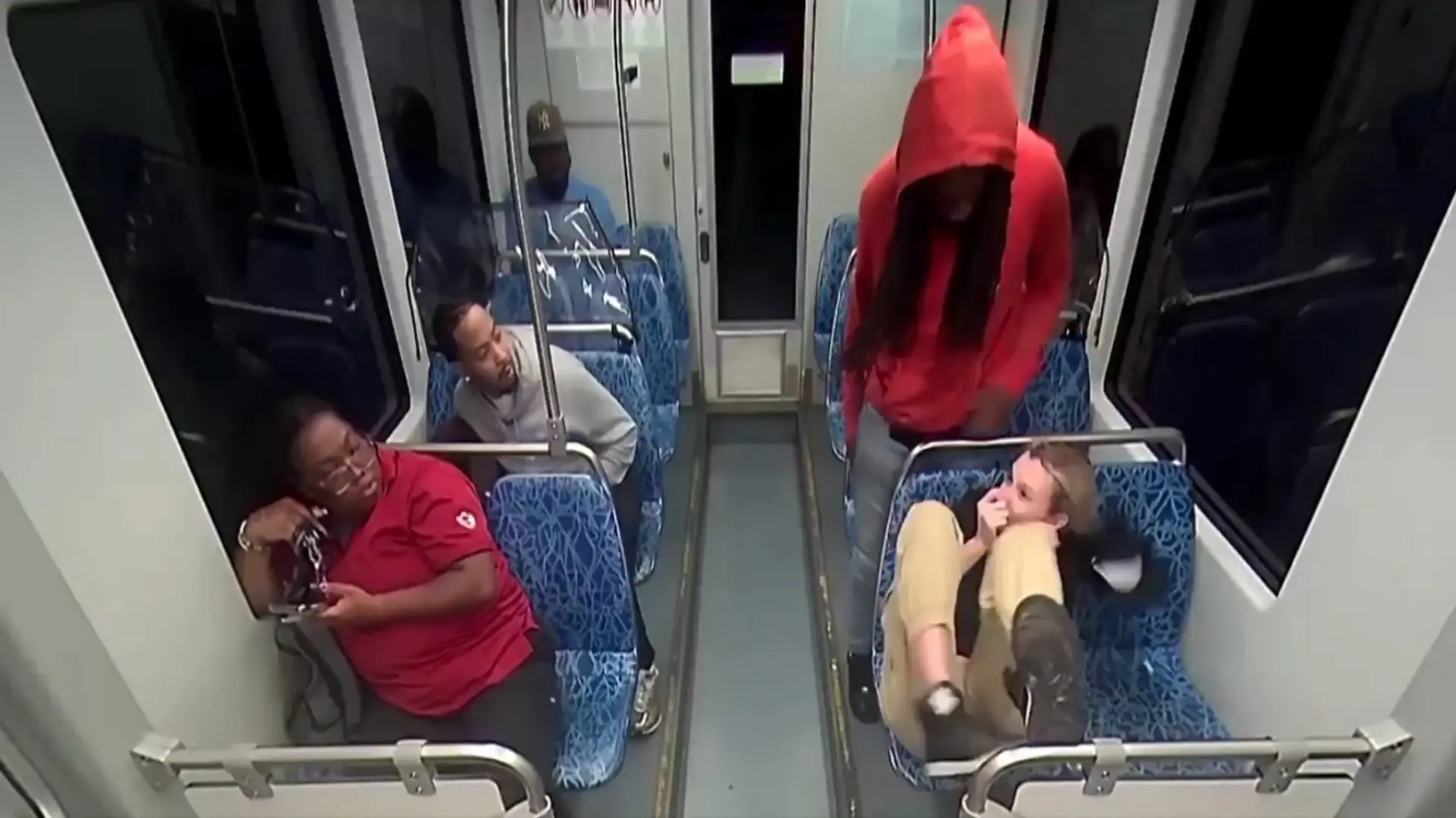 Sale a la luz el vídeo del asesinato de Iryna Zarutska en el metro de Charlotte entre críticas por la pasividad de los pasajeros
