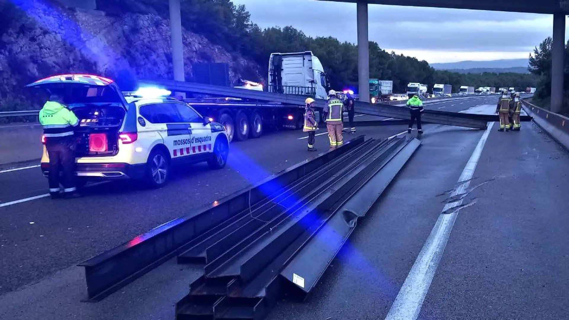 Denunciado el camionero que perdió la carga y provocó retenciones durante más de seis horas en la AP-7 en Tarragona