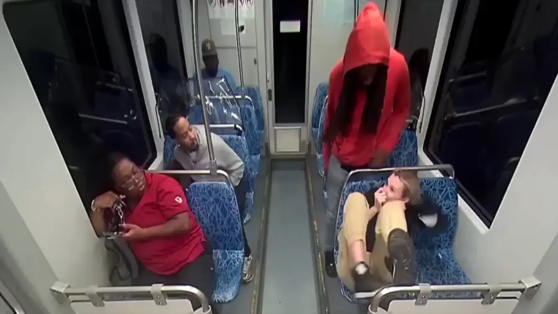 Sale a la luz el vídeo del asesinato de Iryna Zarutska en el metro de Charlotte entre críticas por la pasividad de los pasajeros