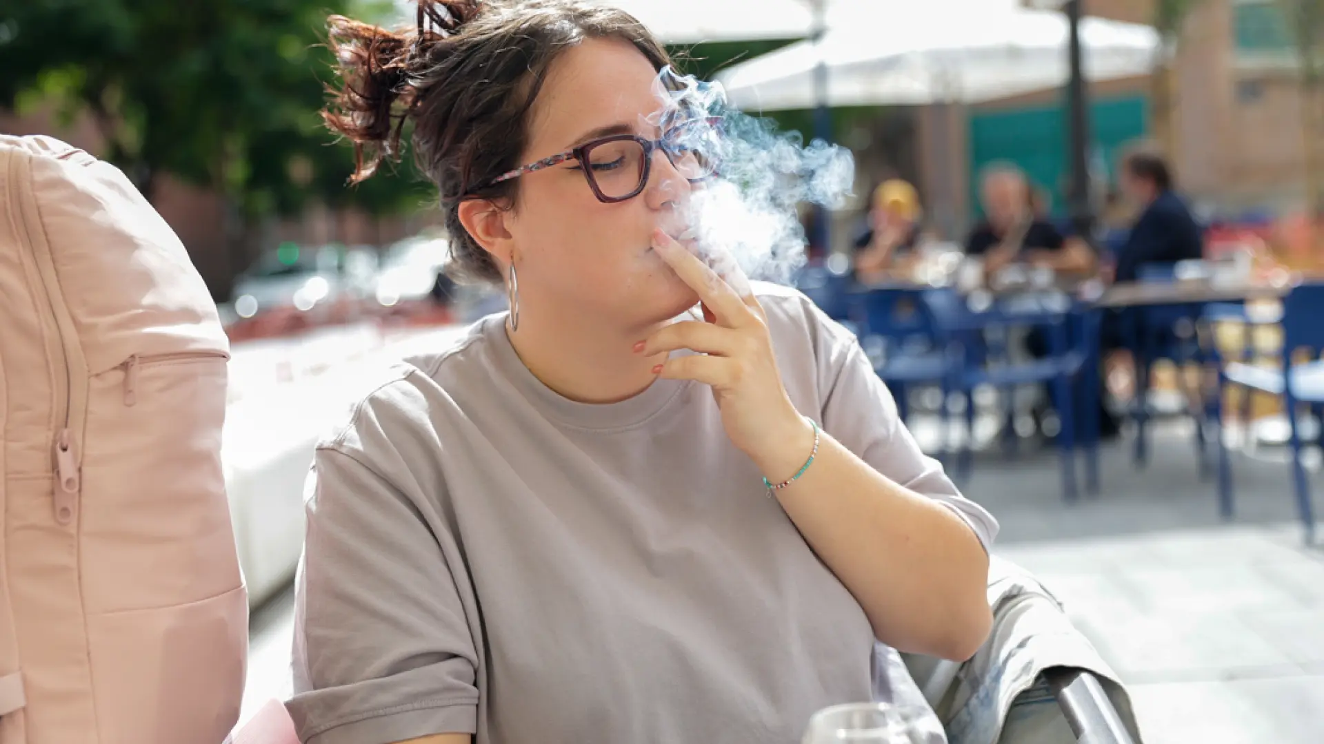Así opina la calle sobre el plan de prohibir el tabaco en terrazas: "La gente se buscará las mañas para seguir fumando en este espacio"
