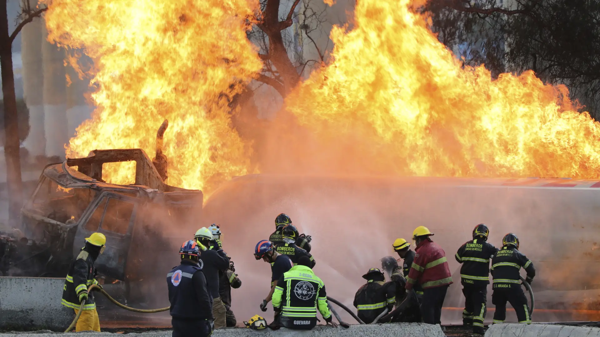 El infierno se desata en México: la explosión de un camión de gas en plena calle deja al menos 3 muertos y 70 heridos