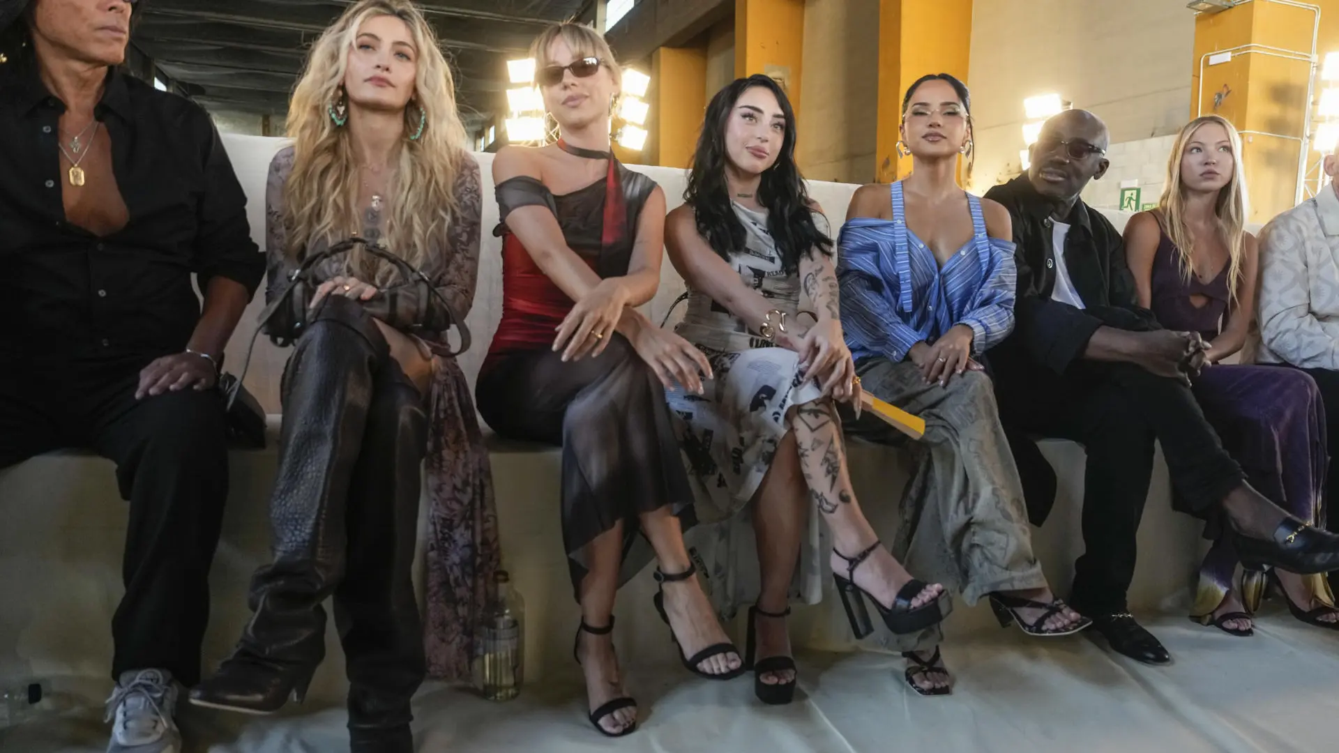 Del vestido 'efecto tipazo' de Ester Expósito al 'look' a lo 'Sexo en Nueva York' de Nicki Nicole: las invitadas mejor vestidas del desfile de Desigual