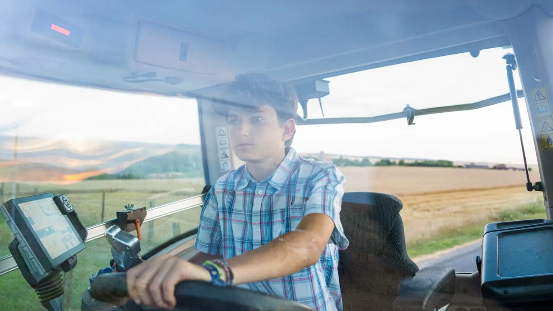 La Guardia Civil sorprende a un menor de 15 años al volante de un tractor con su madre de copiloto: ¿A qué delitos se enfrentan?