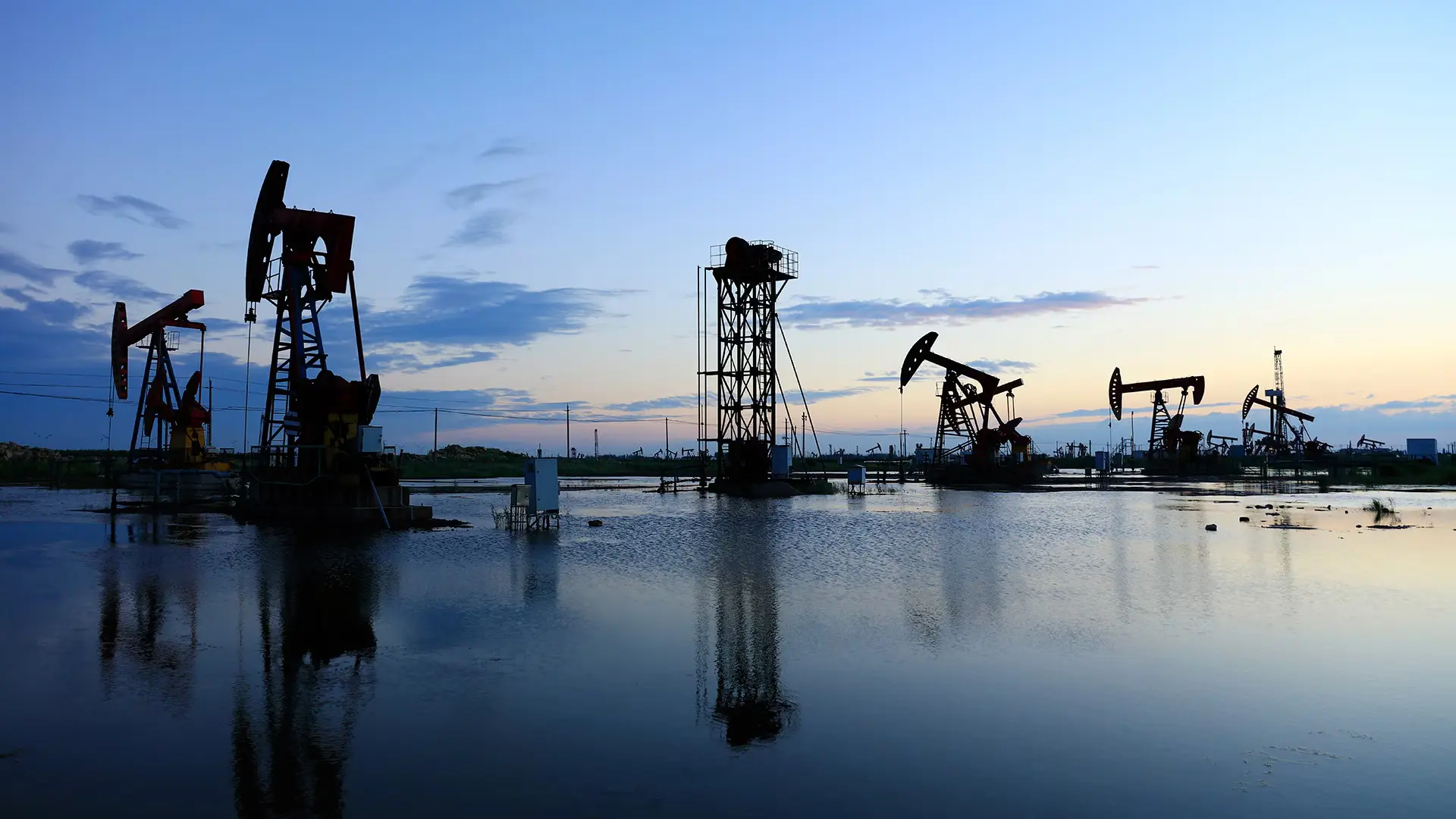 La AIE proyecta un exceso de oferta de petróleo en 2026 equiparable al de la Covid que frenará un rally de los precios
