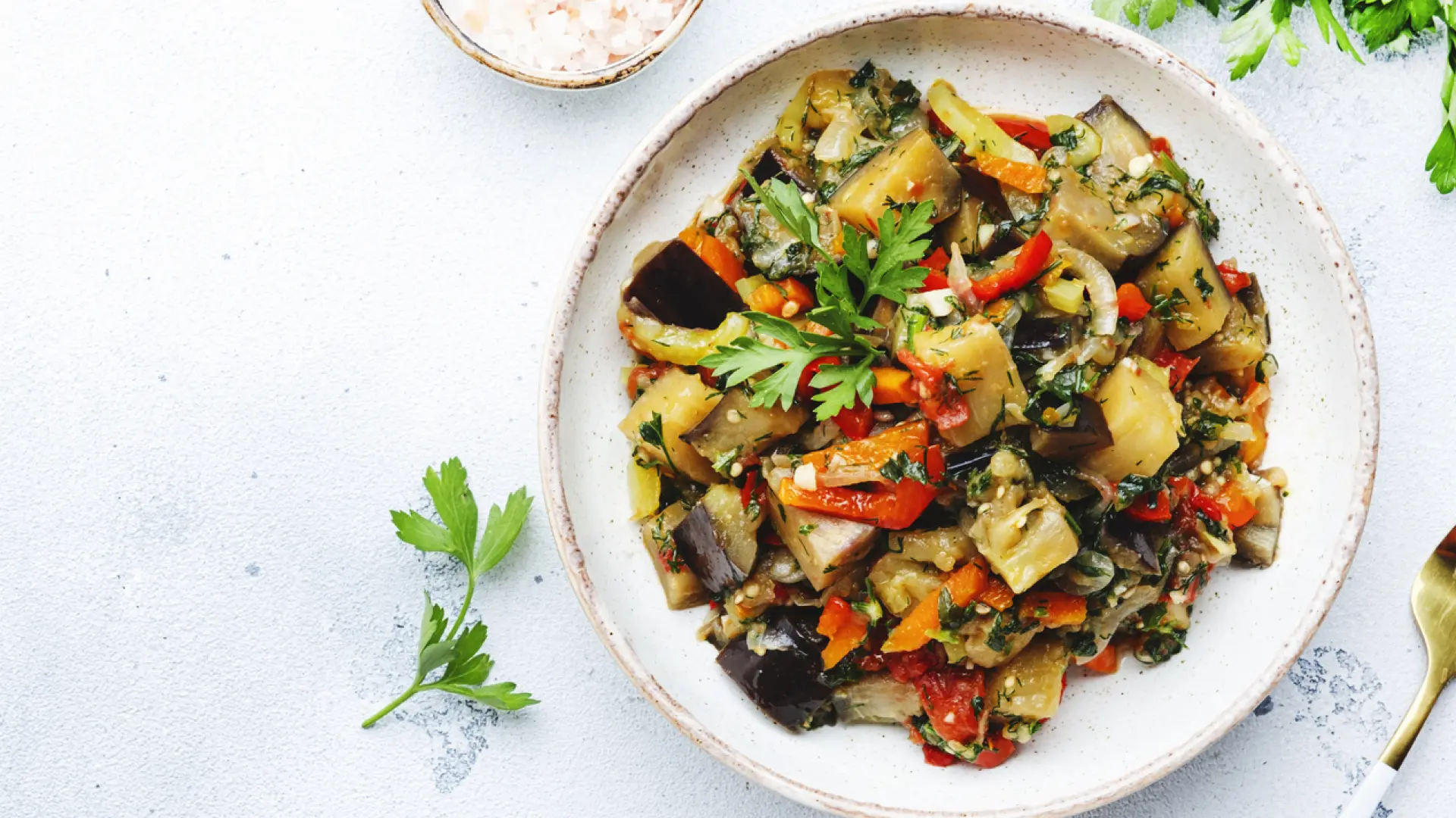 Saludable y con mucho sabor: la sencilla receta de ragú de berenjena ideal para cualquier comida del día
