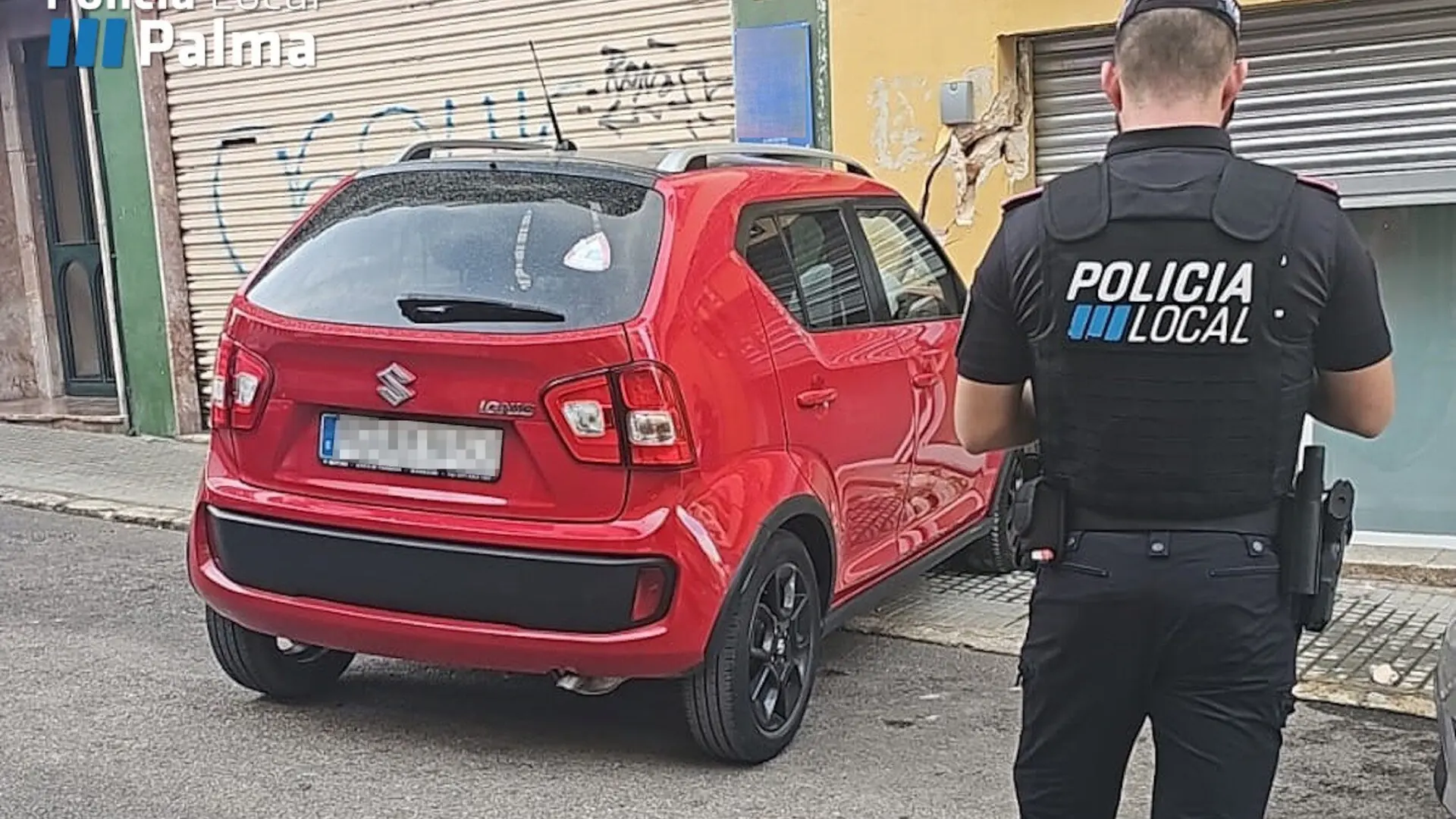 Una conductora pierde el control al salir de un garaje y choca contra un edificio en Palma