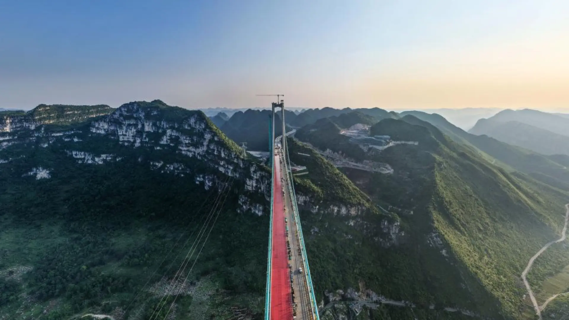 Así es el puente más alto del mundo que acaba de abrir al tráfico: soportó hasta 96 camiones encima