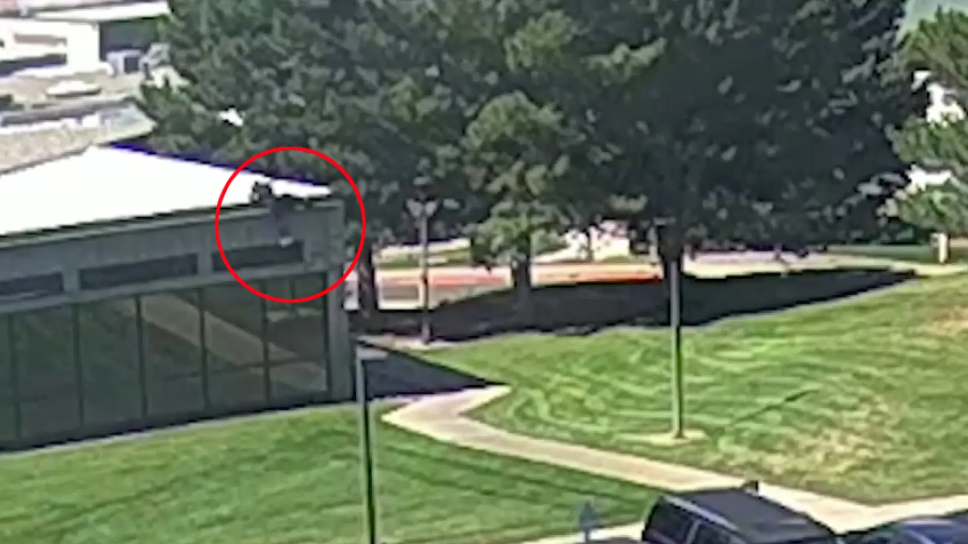 El FBI muestra un nuevo vídeo del sospechoso de disparar a Charlie Kirk: salta de un edificio y huye a la carrera