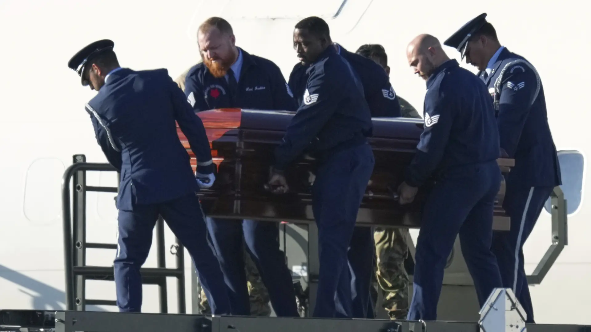 Vídeo | Así fue el 'presidencial' traslado del féretro de Charlie Kirk: a bordo del Air Force Two y escoltado por JD Vance