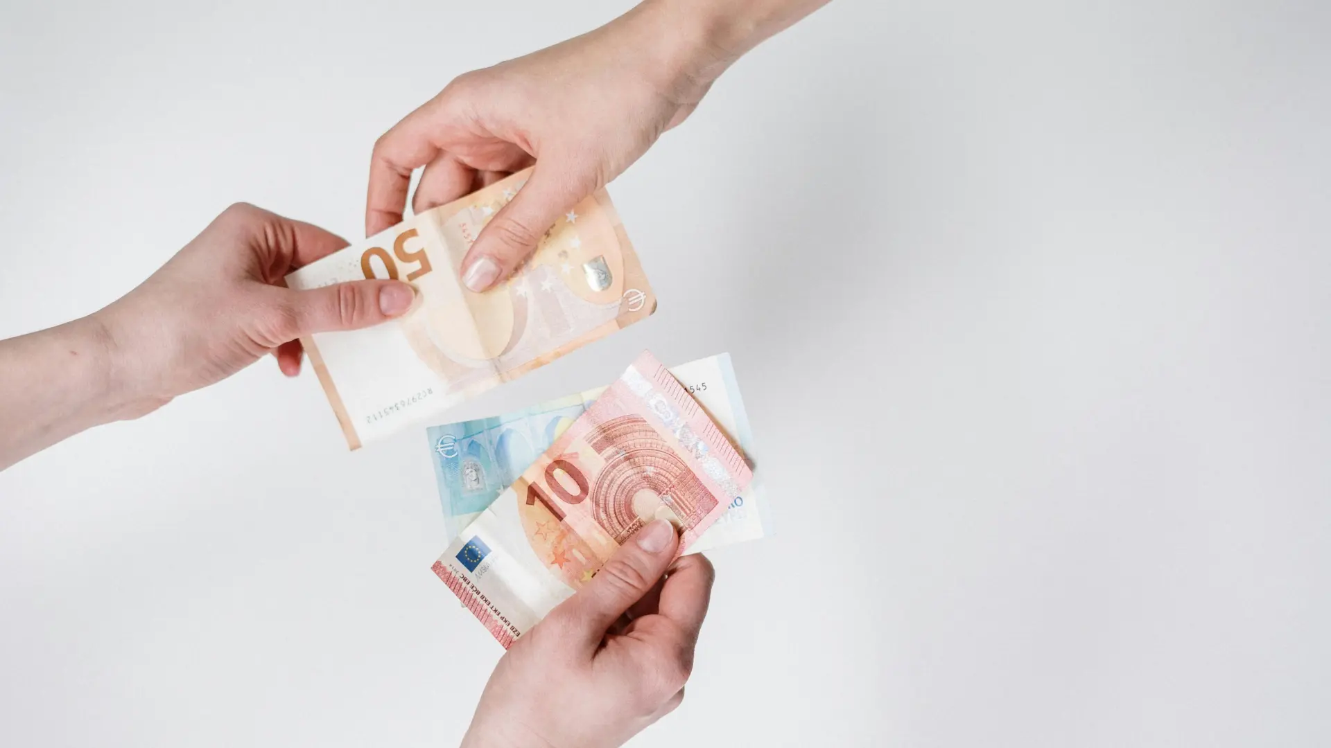 Cómo prestar dinero a familiares sin tener problemas con Hacienda
