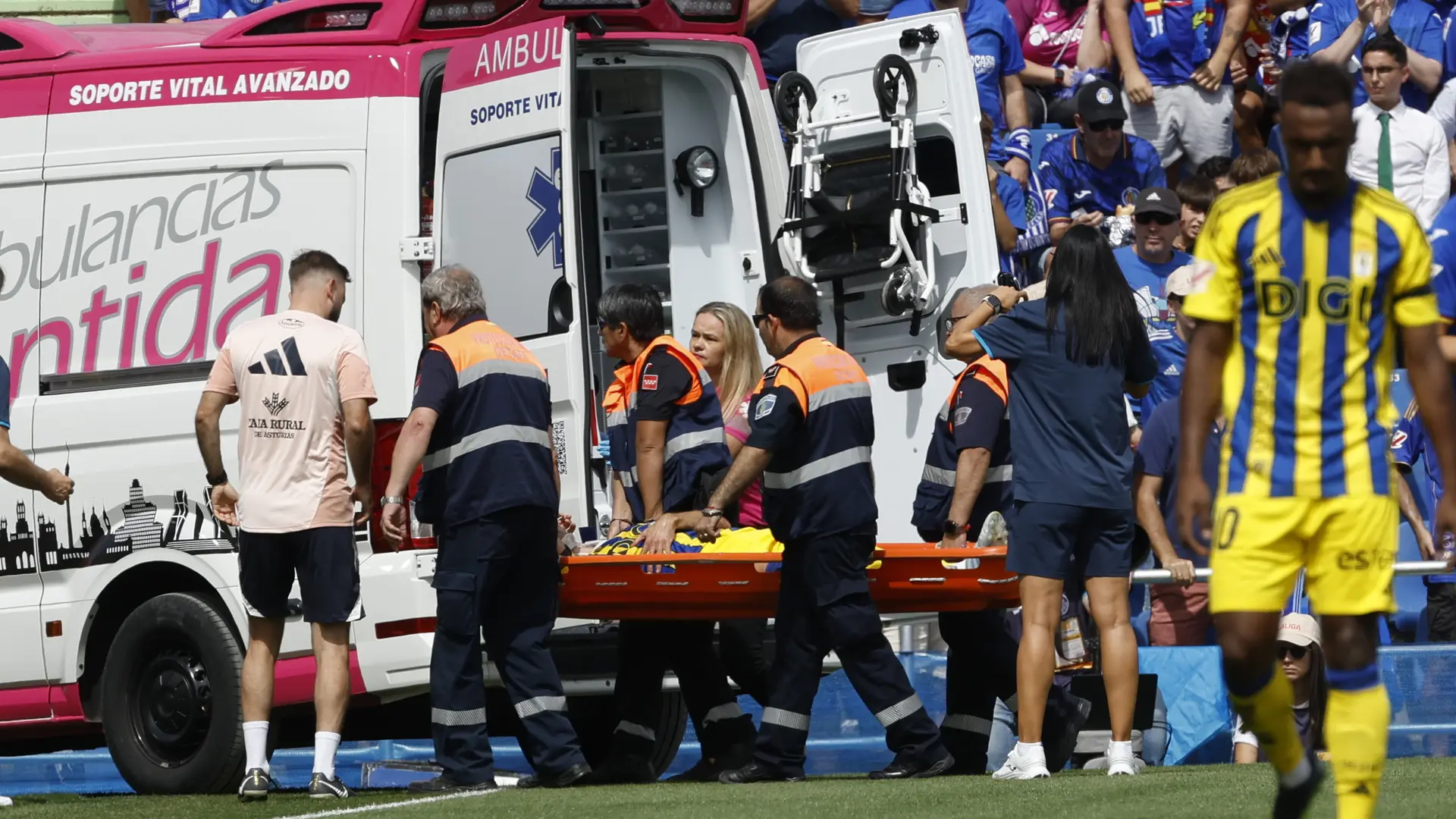 Tremendo susto en el Getafe-Oviedo: Nacho Vidal, retirado en camilla tras un fuerte choque de cabezas con Diego Rico