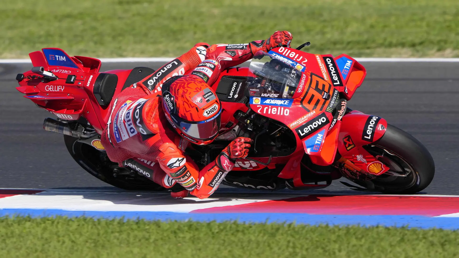 Marc Márquez se va al suelo y Bezzecchi recoge el testigo en la sprint en San Marino