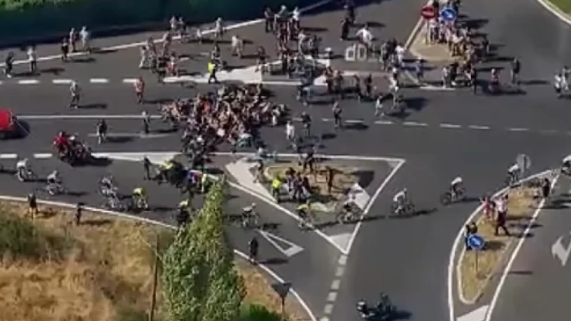 Manifestantes propalestinos cortan la carretera al paso de la fuga y obligan a modificar el recorrido de la Vuelta