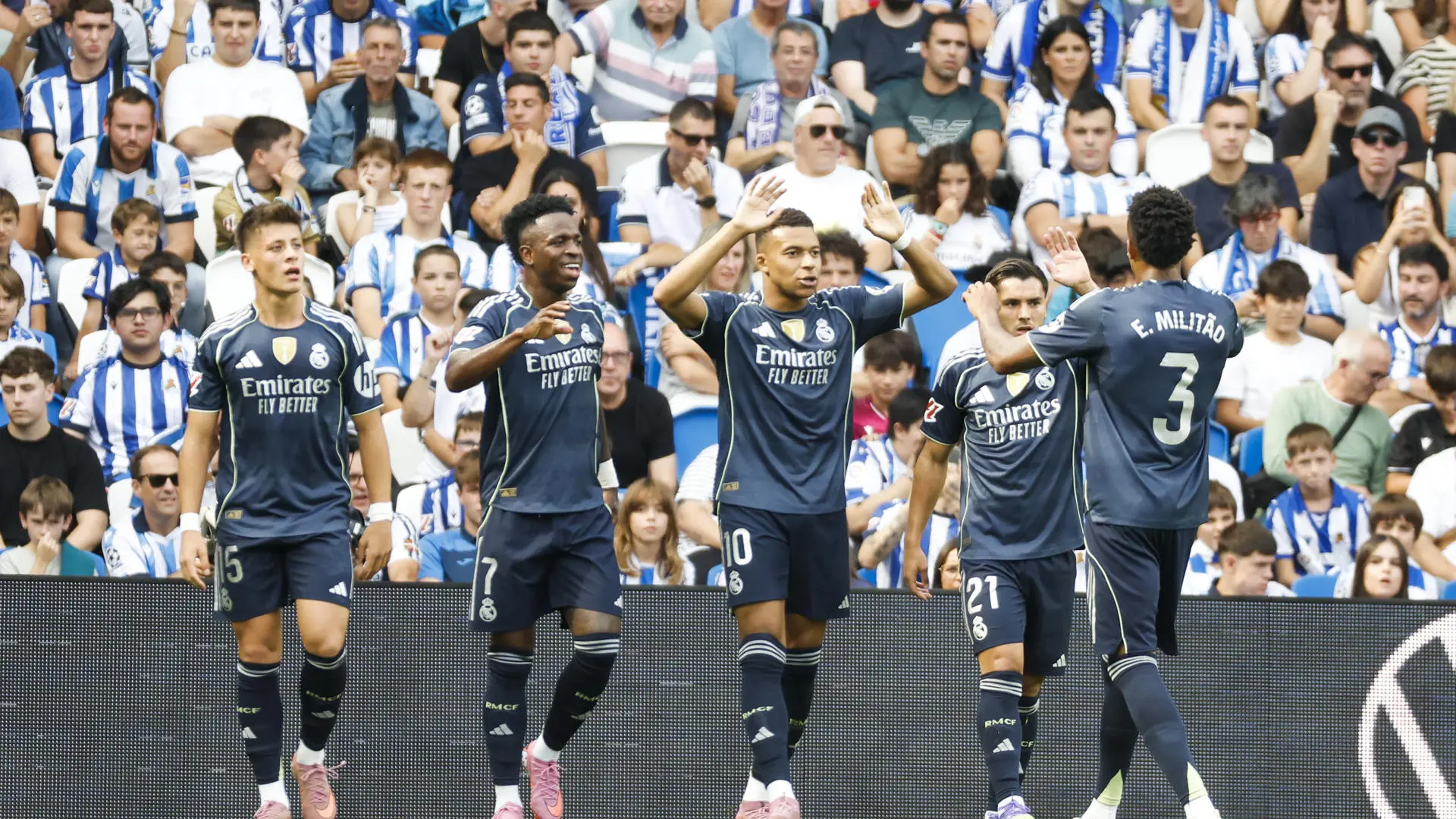 El Madrid gana a la Real Sociedad con diez jugadores y mucho sufrimiento y mantiene el pleno en liga
