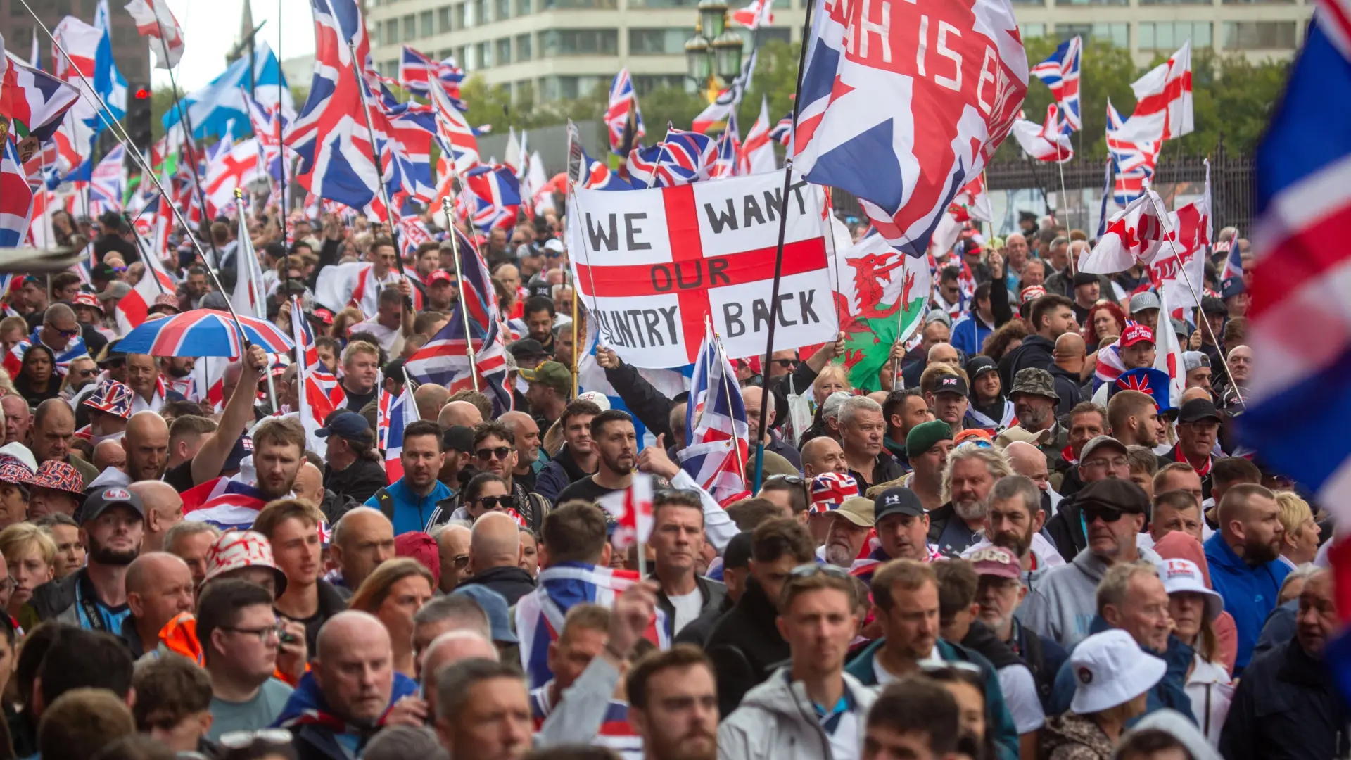 Una multitudinaria marea "patriótica" toma las calles de Londres bajo el lema "Unamos al Reino"