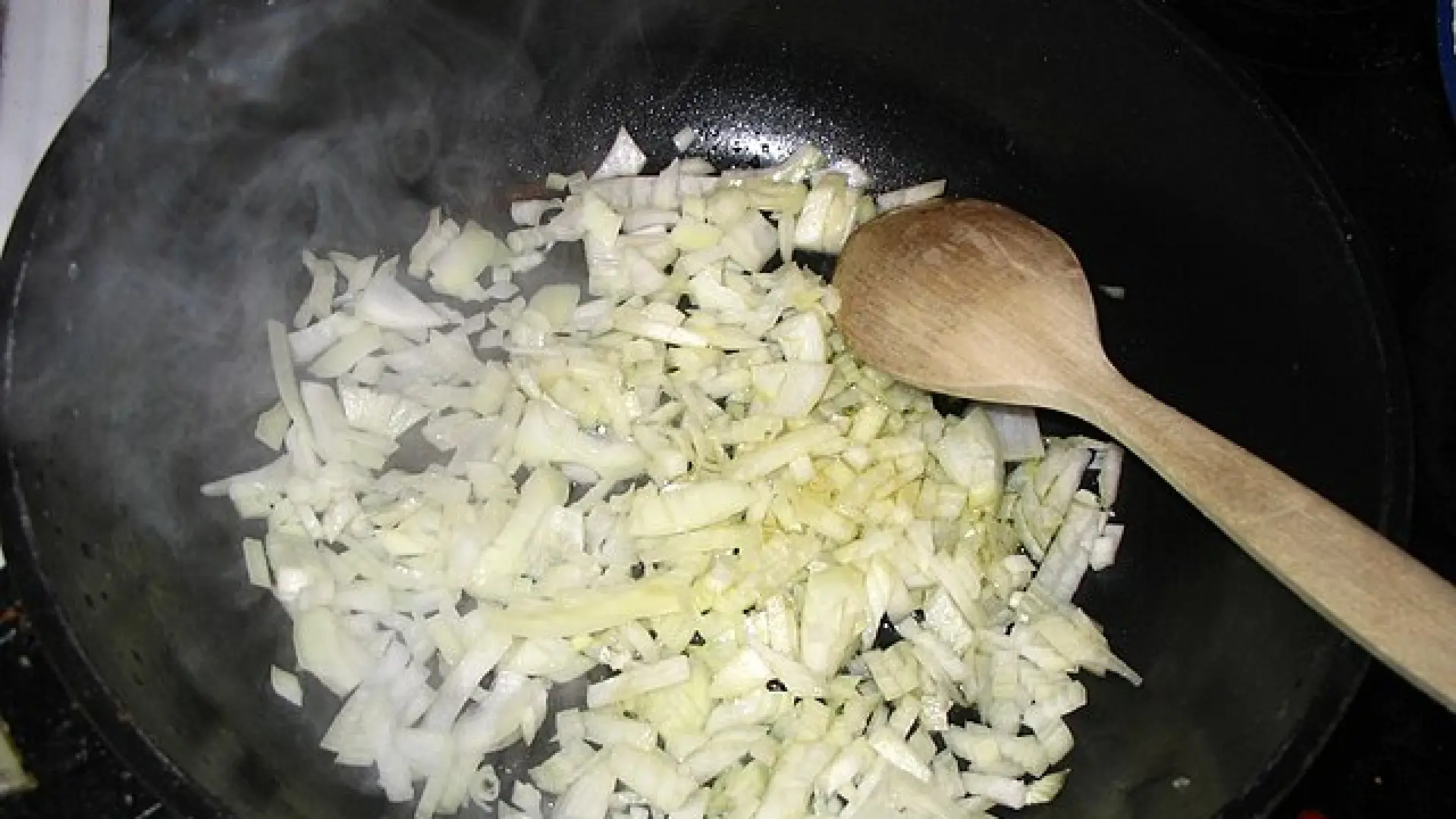 El truco para freír la cebolla en la mitad de tiempo: solo necesitas un ingrediente