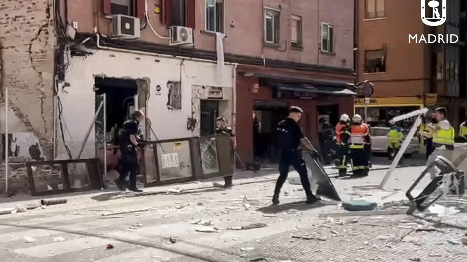 Los bomberos hallan un muerto entre los escombros de la explosión de gas en un bar de Vallecas: hay 25 heridos, cinco graves