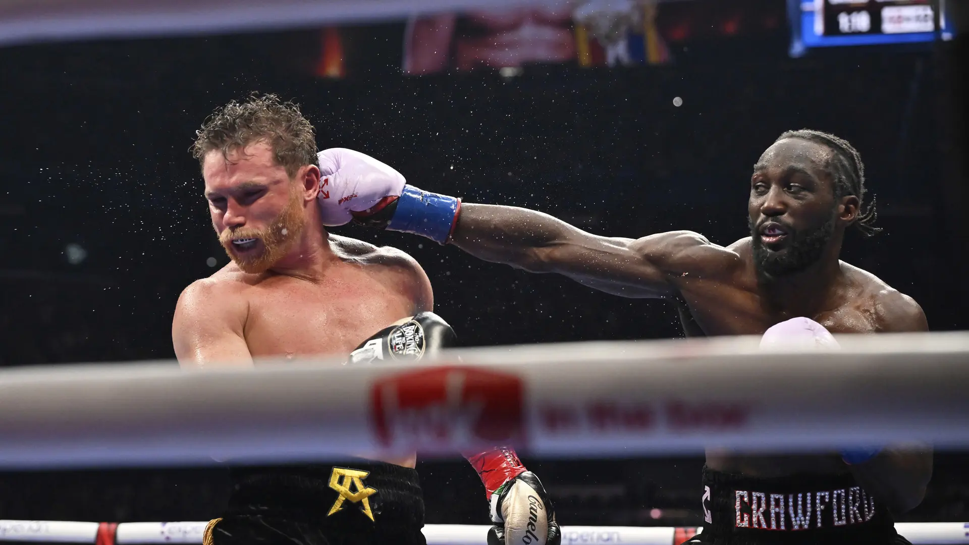 Terence Crawford destrona a Canelo Álvarez y le arrebata sus títulos mundiales