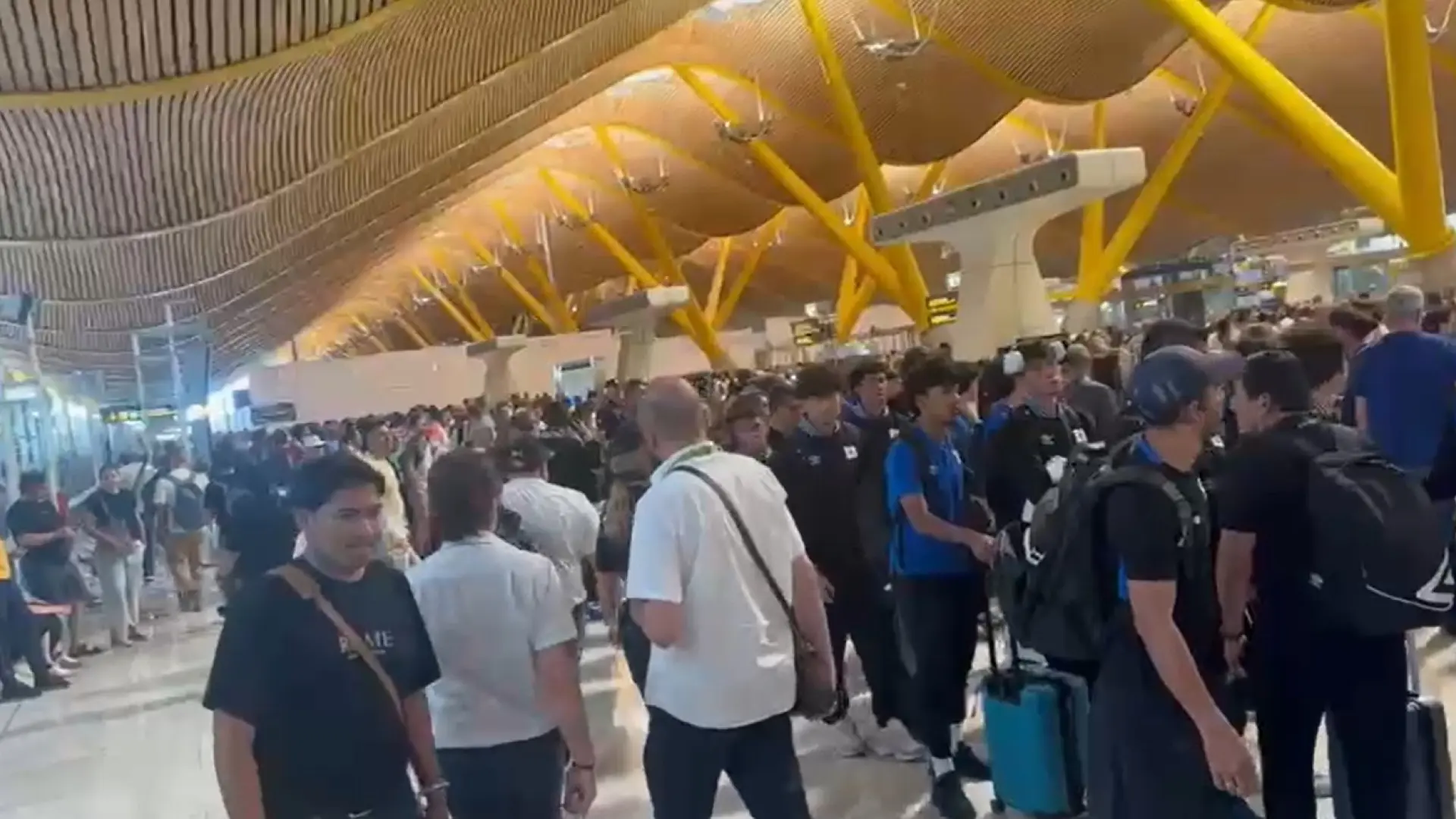 La huelga de trabajadores de controles de seguridad de Aena provoca retrasos de más de hora y media en el aeropuerto de Barajas