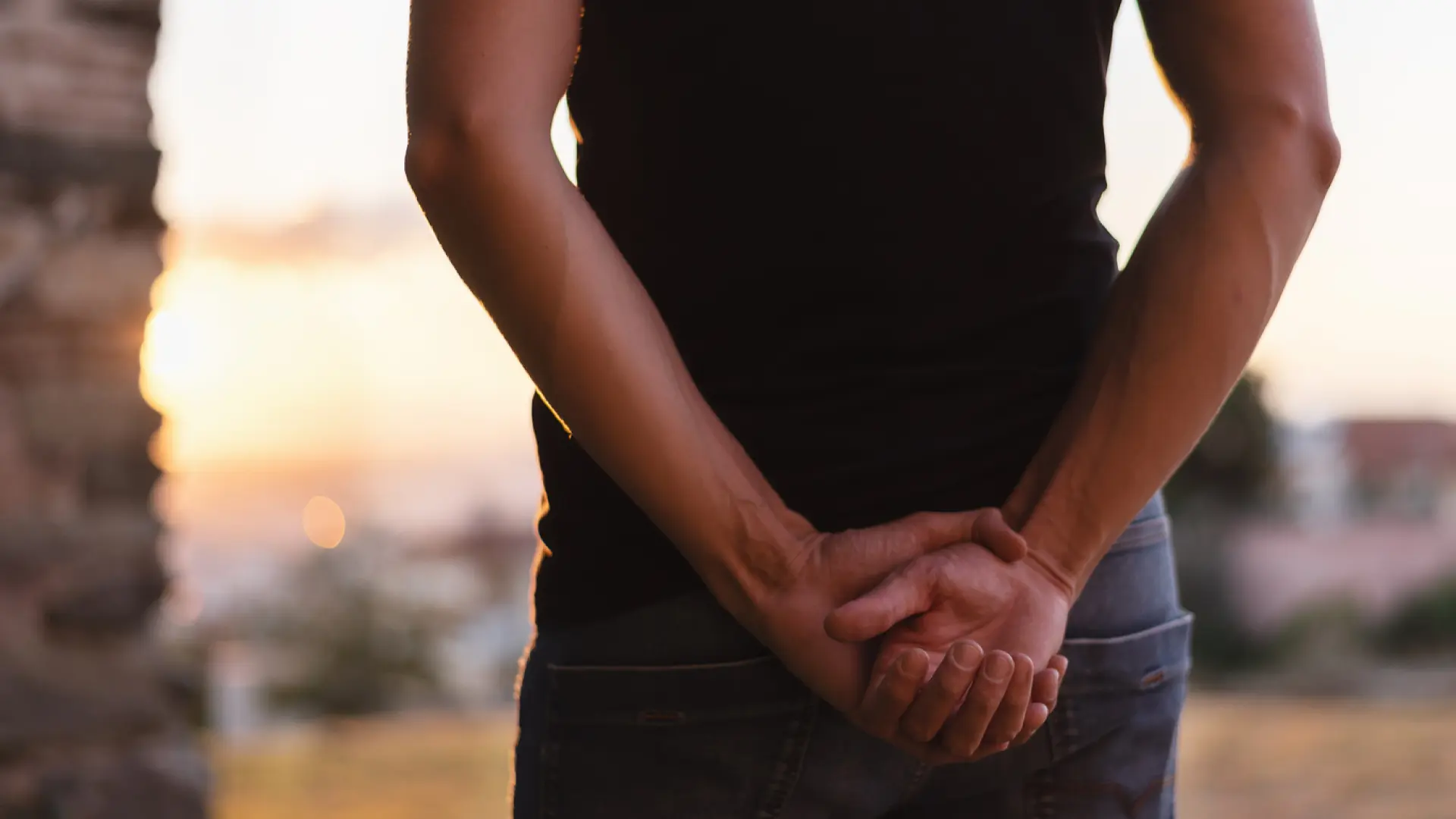 Qué significa ir caminado con las manos en la espalda, según la psicología