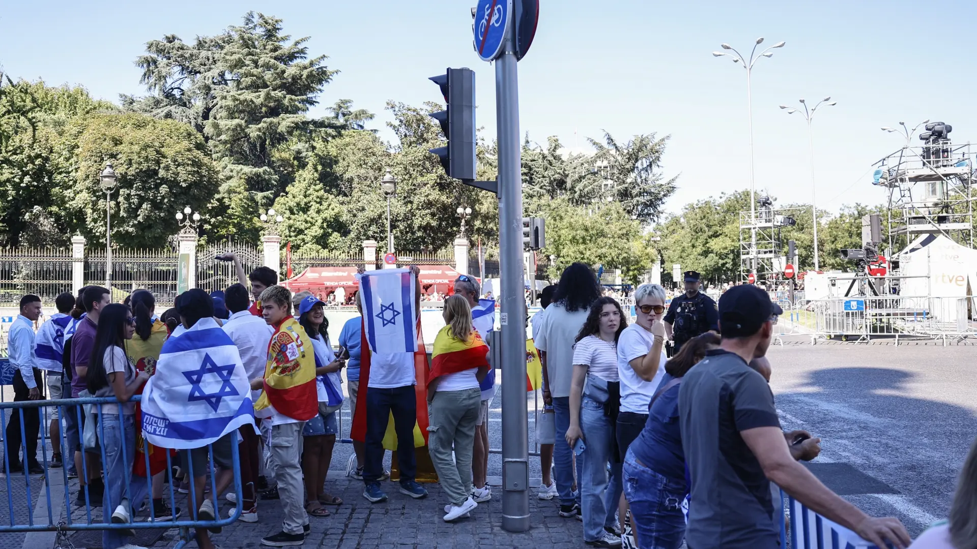Así ha sido la manifestación en la última etapa de la Vuelta: banderas de Palestina... y también de España e Israel