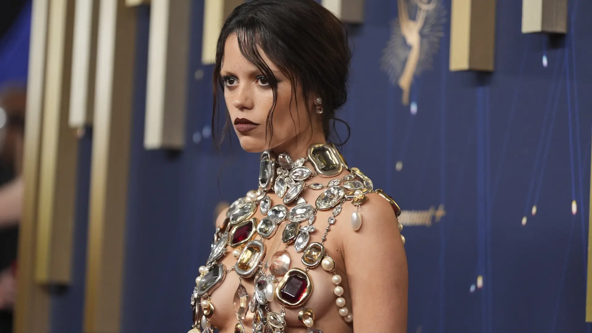 Jenna Ortega deja a todos boquiabiertos con un vestido hecho con gemas de colores en los Premios Emmy 2025