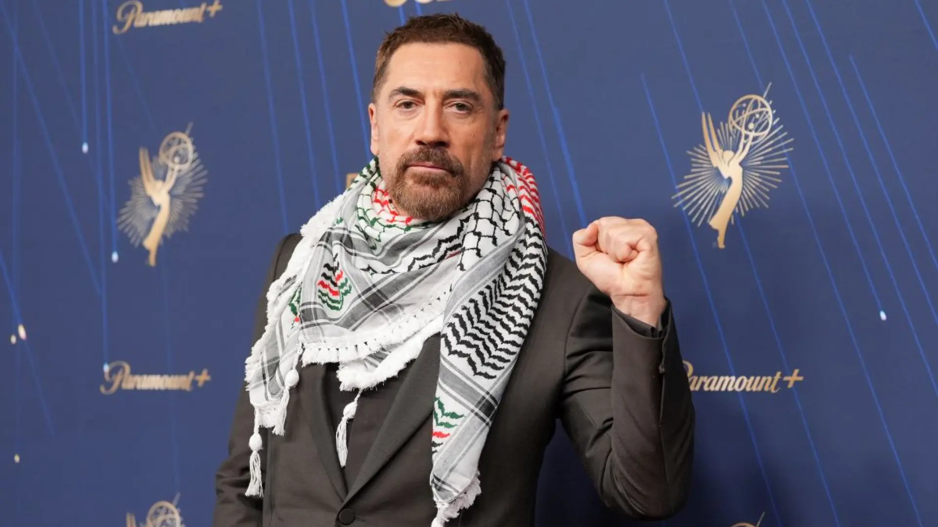Javier Bardem, con pañuelo palestino, denuncia "el genocidio en Gaza" desde los Premios Emmy 2025