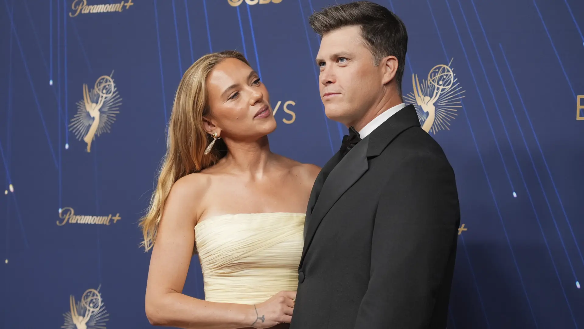 Ni rojo ni negro: el vestido de invitada perfecto para otoño es el que Scarlett Johansson ha llevado a los Premios Emmy