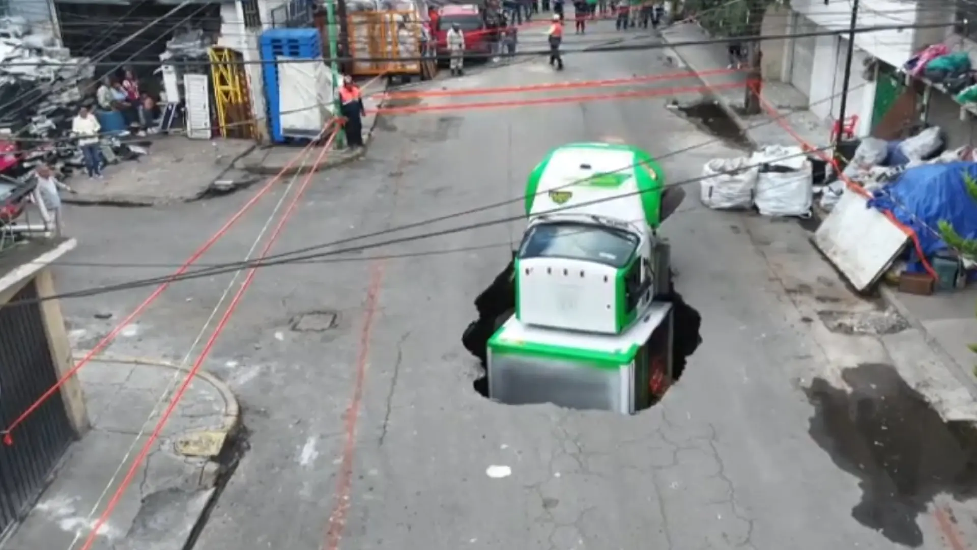 El sorprendente momento en el que un socavón se traga a un camión en segundos