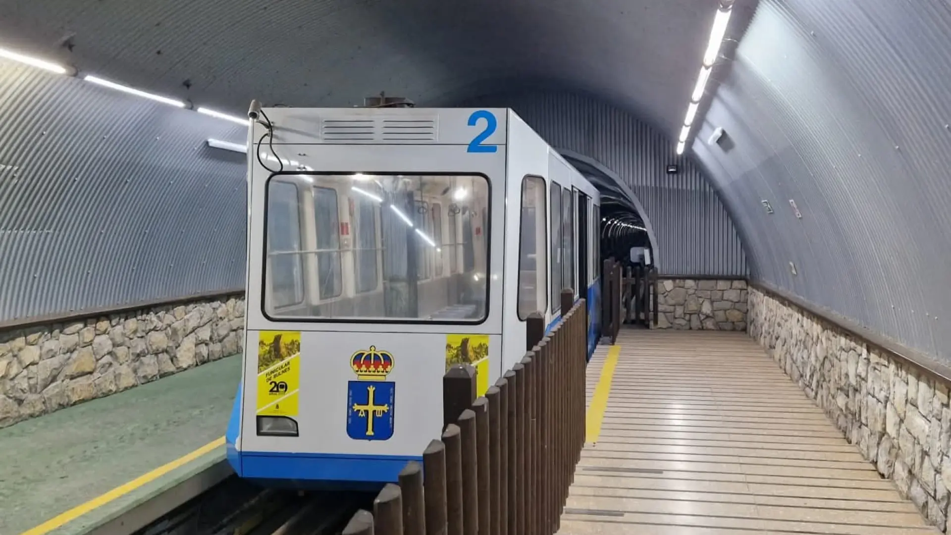 Una avería en el servicio del funicular de Bulnes obliga a interrumpir el servicio y a evacuar a los usuarios