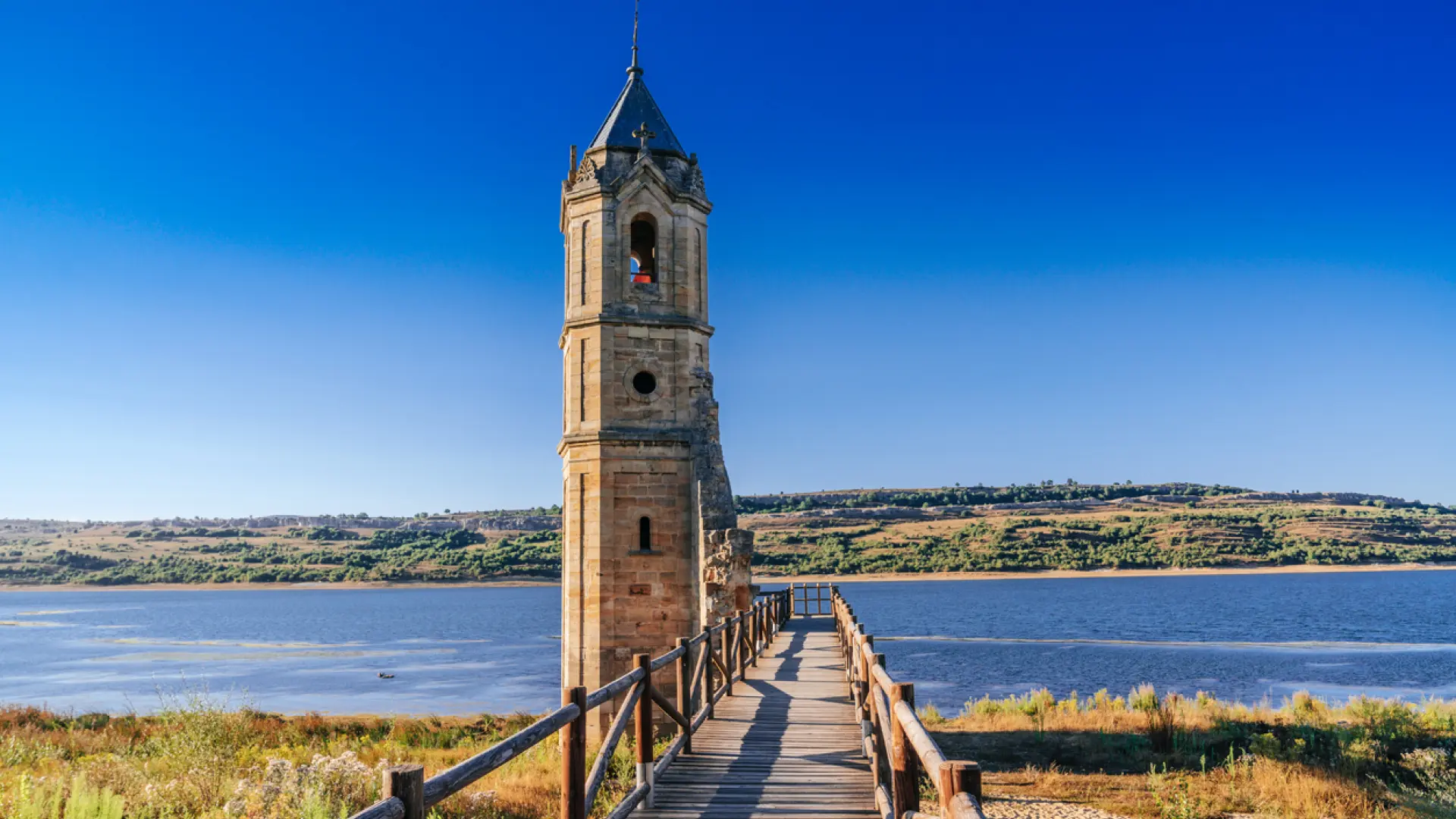 Así es la conocida como 'Catedral de los peces', una joya de Cantabria que sale a flote cuando baja el nivel del agua