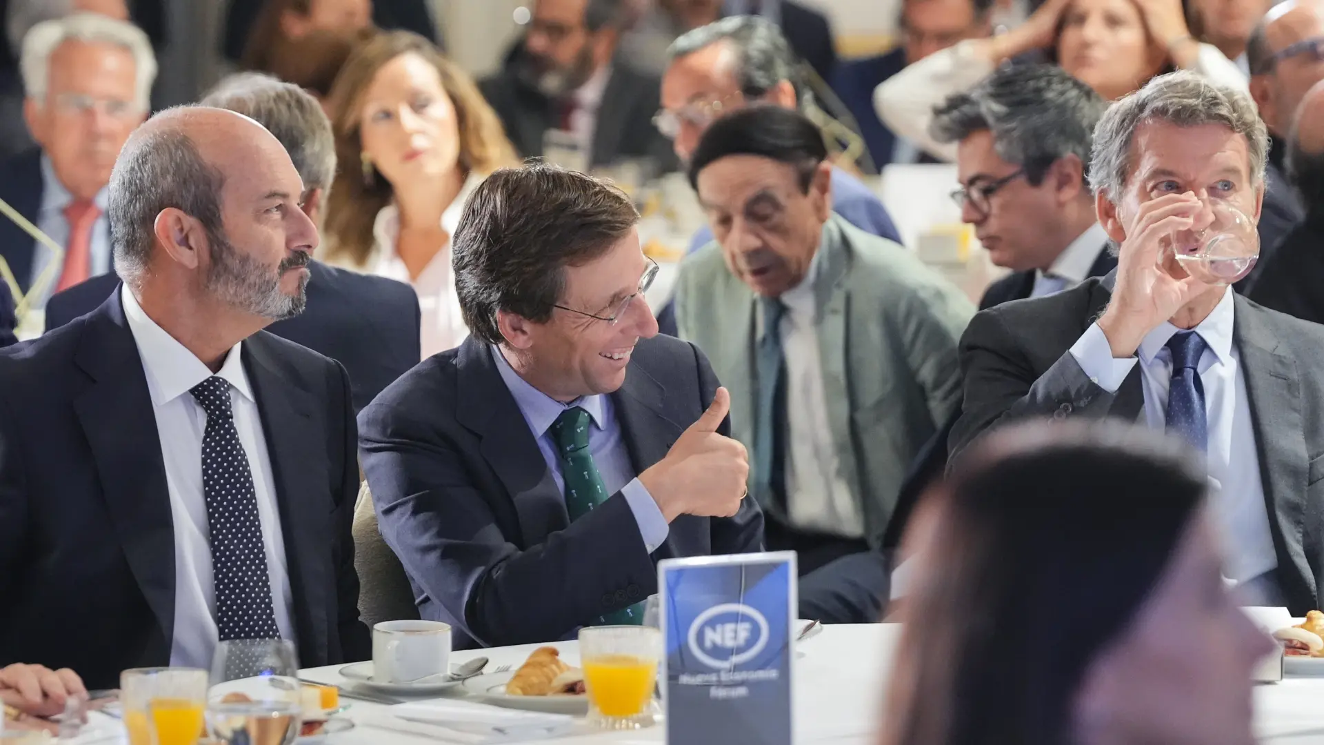 Almeida tiene la "intención de ser candidato" en 2027, pero asegura que depende de Feijóo, Ayuso... y su mujer