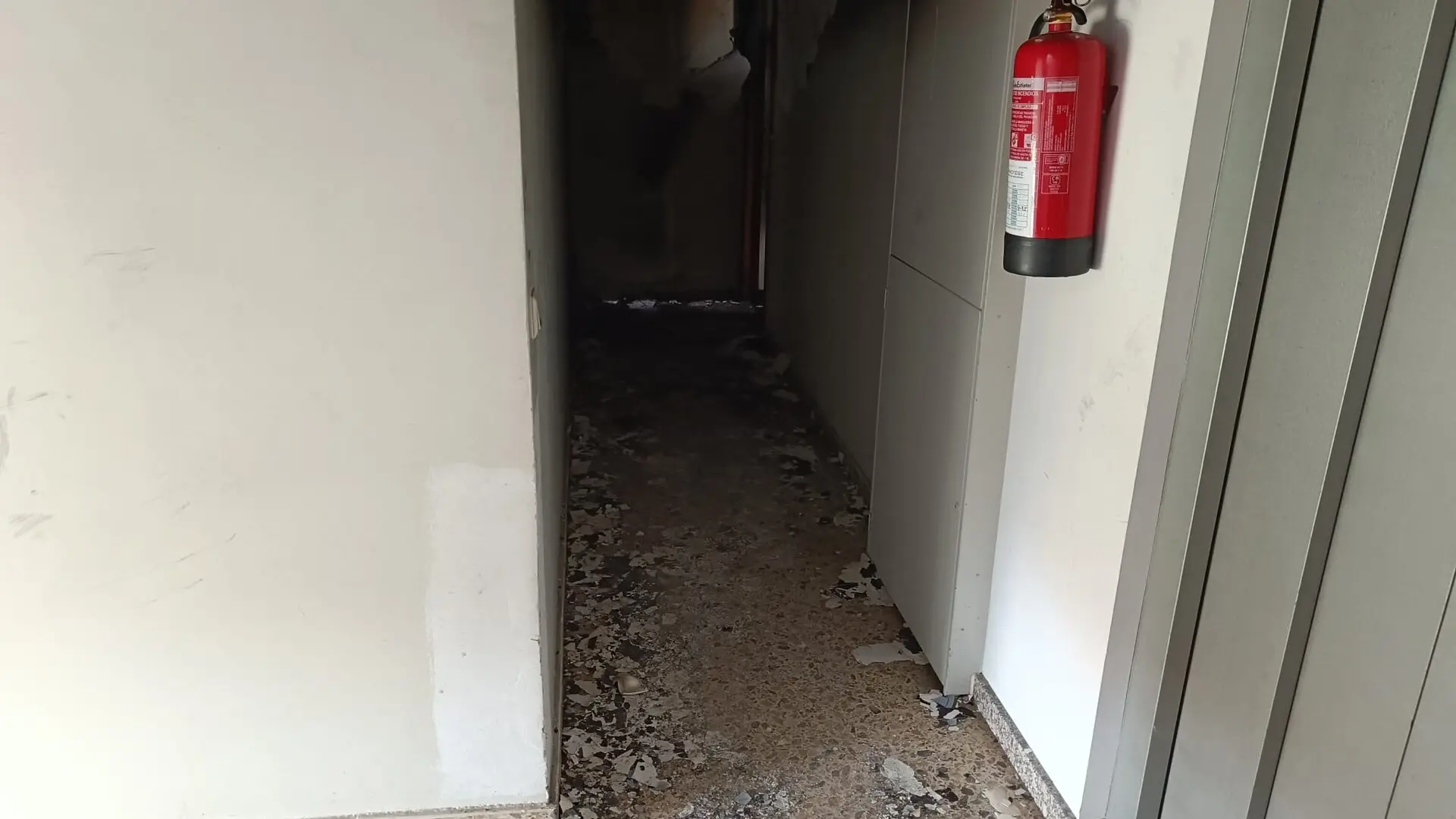 Atendidas una decena de personas tras arder una nevera en un piso de Santiago: cuatro han sido evacuadas al hospital
