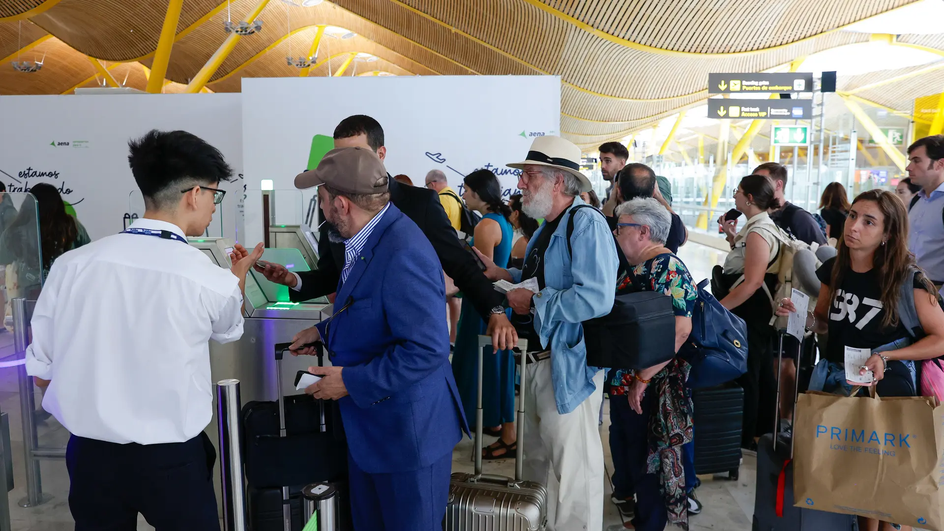 El precio de los billetes de avión vuelve a subir y ya encadena 13 meses al alza