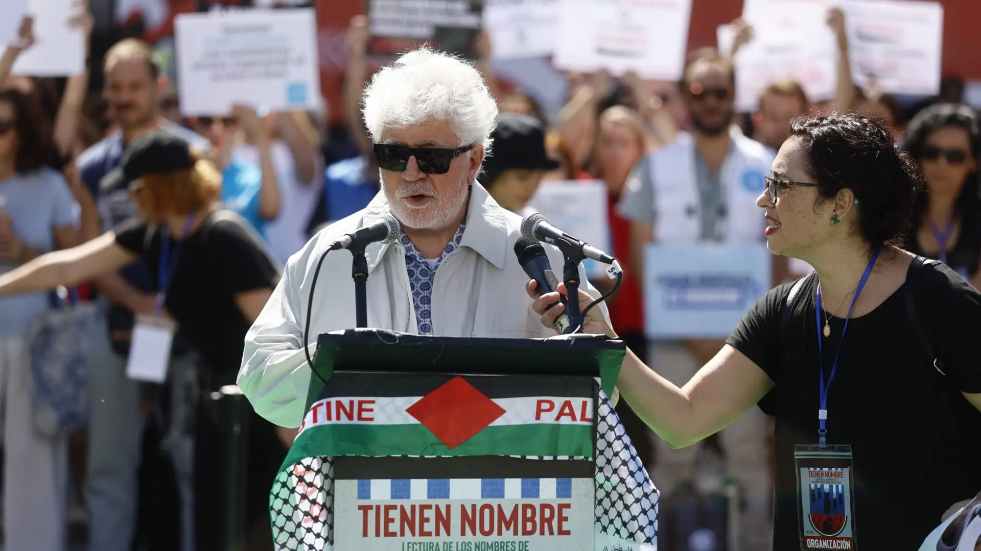 Artistas españoles como Almodóvar o García Montero ponen su voz para nombrar a los 18.500 niños muertos en Gaza