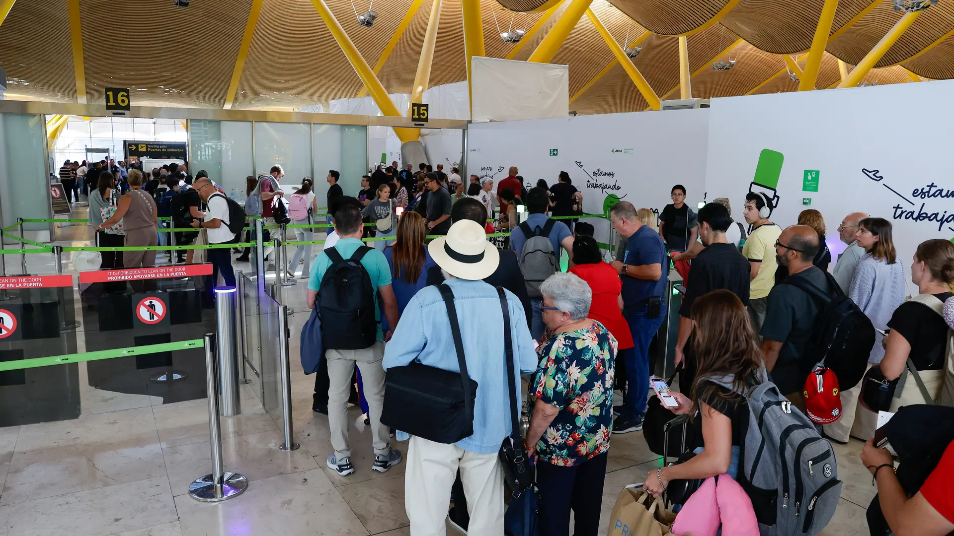 El segundo día de huelga de vigilantes de seguridad vuelve a causar largas esperas en los controles del aeropuerto de Barajas