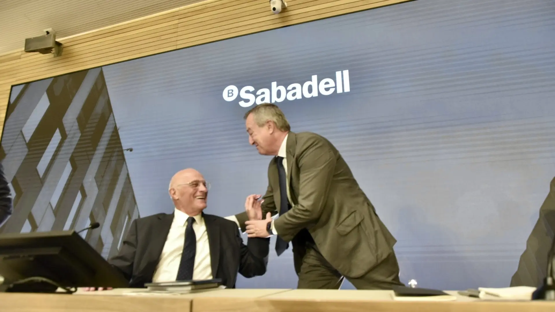 El Sabadell confirma que el 2,8% de los inversores minoritarios con acciones del banco han aceptado la OPA de BBVA