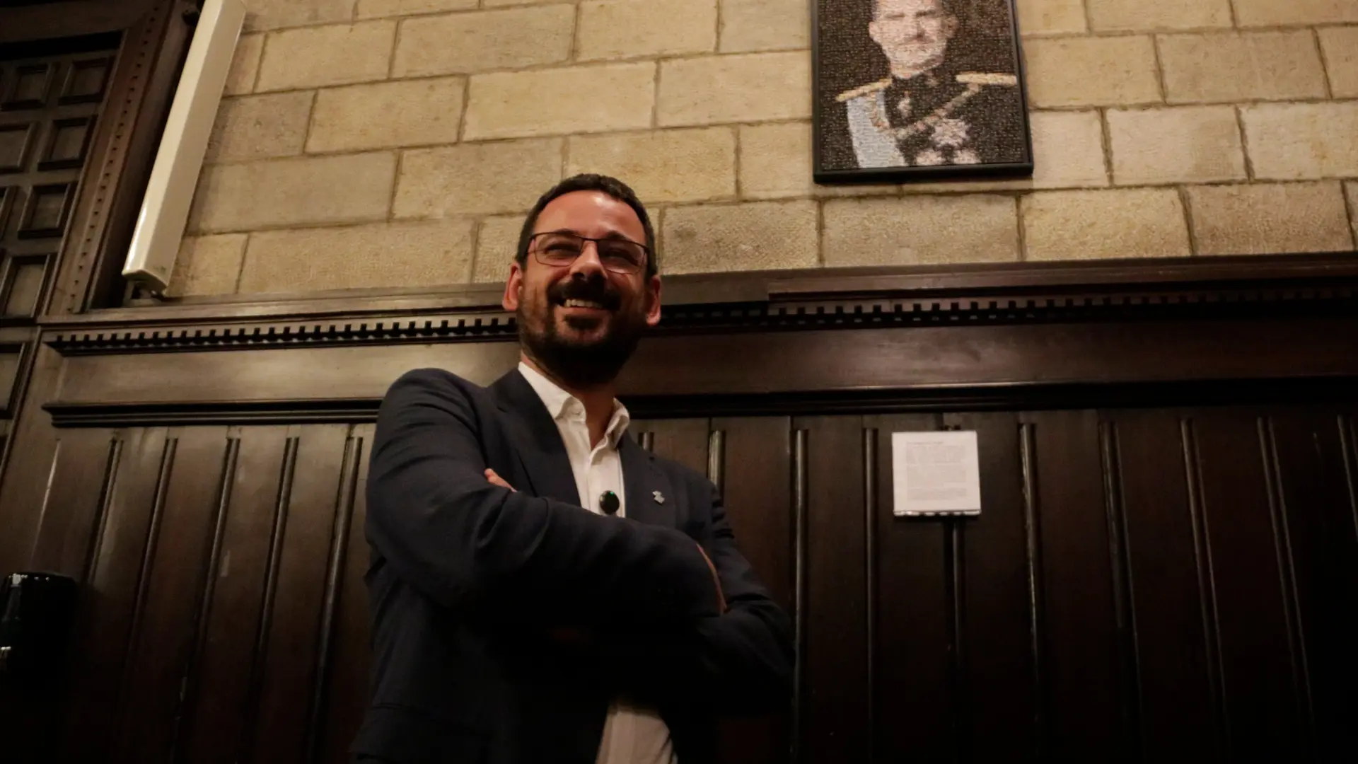 Girona cuelga en la sala de plenos un retrato del Rey hecho con un mosaico de fotografías del 1-O: "Acatamos pasando al ataque"