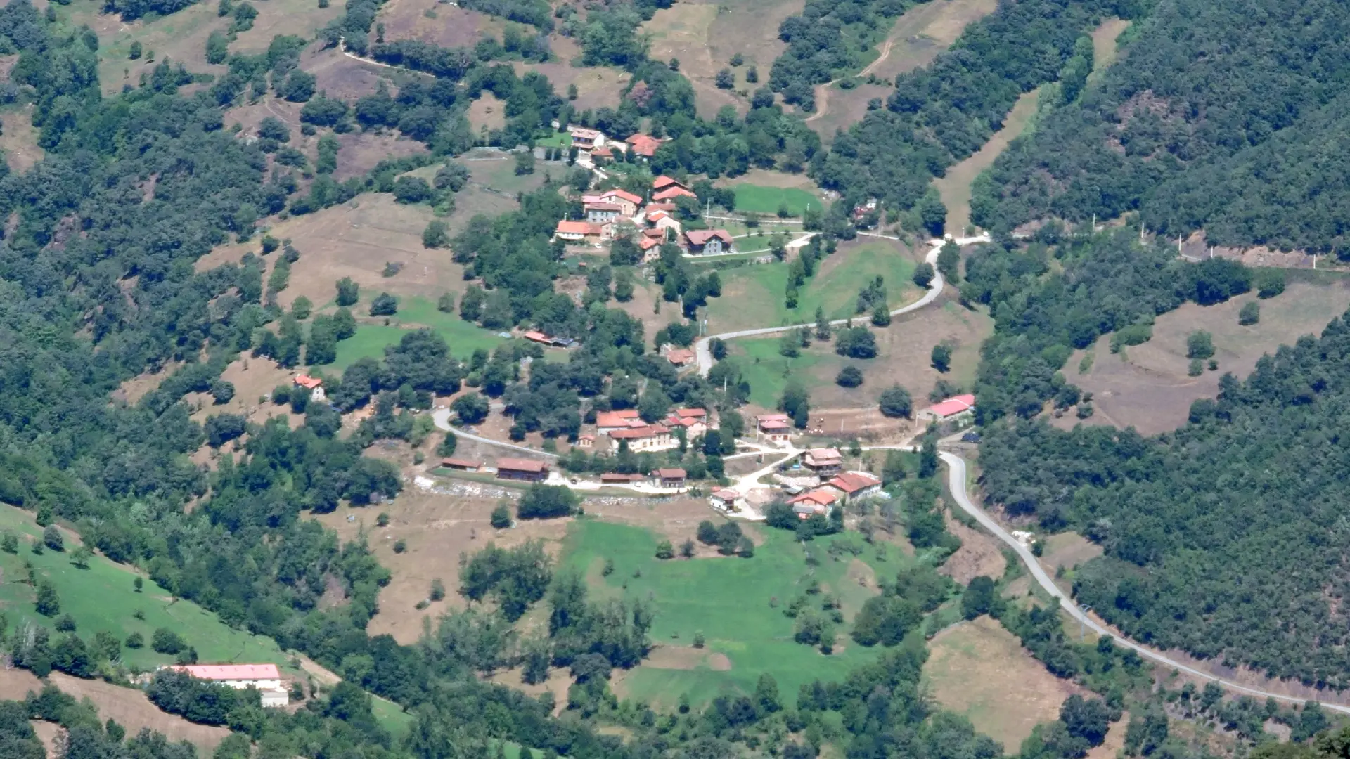 El pueblo escondido en los Picos de Europa con un bosque de alcornoques para perderse en septiembre