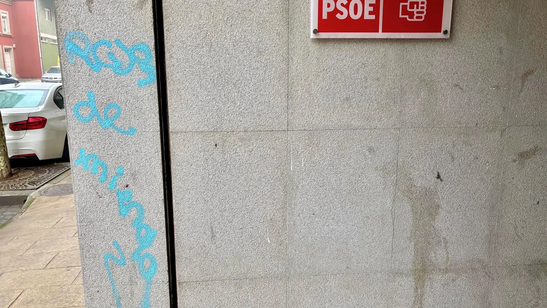 Los socialistas de Lugo denuncian como un "atentado" una pintada con insultos en su sede este martes