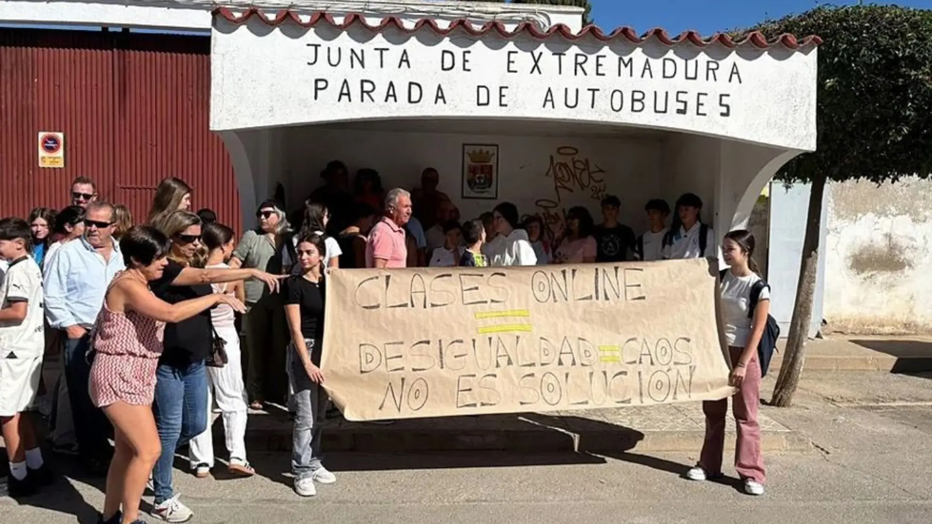 Más de 5.000 alumnos extremeños siguen sin poder ir a clase por cuarto día por el conflicto del transporte escolar