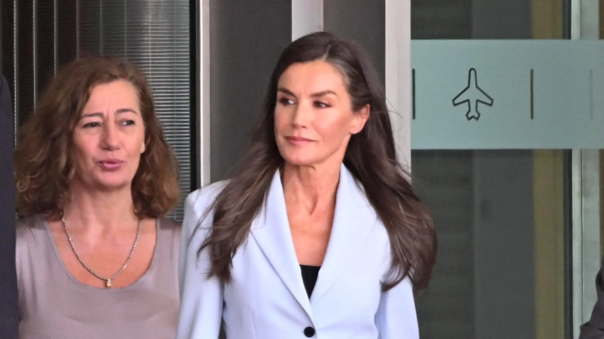 El guiño en el 'look' de la reina Letizia al Antiguo Egipto antes de su viaje de Estado para 'volar segura en el avión'