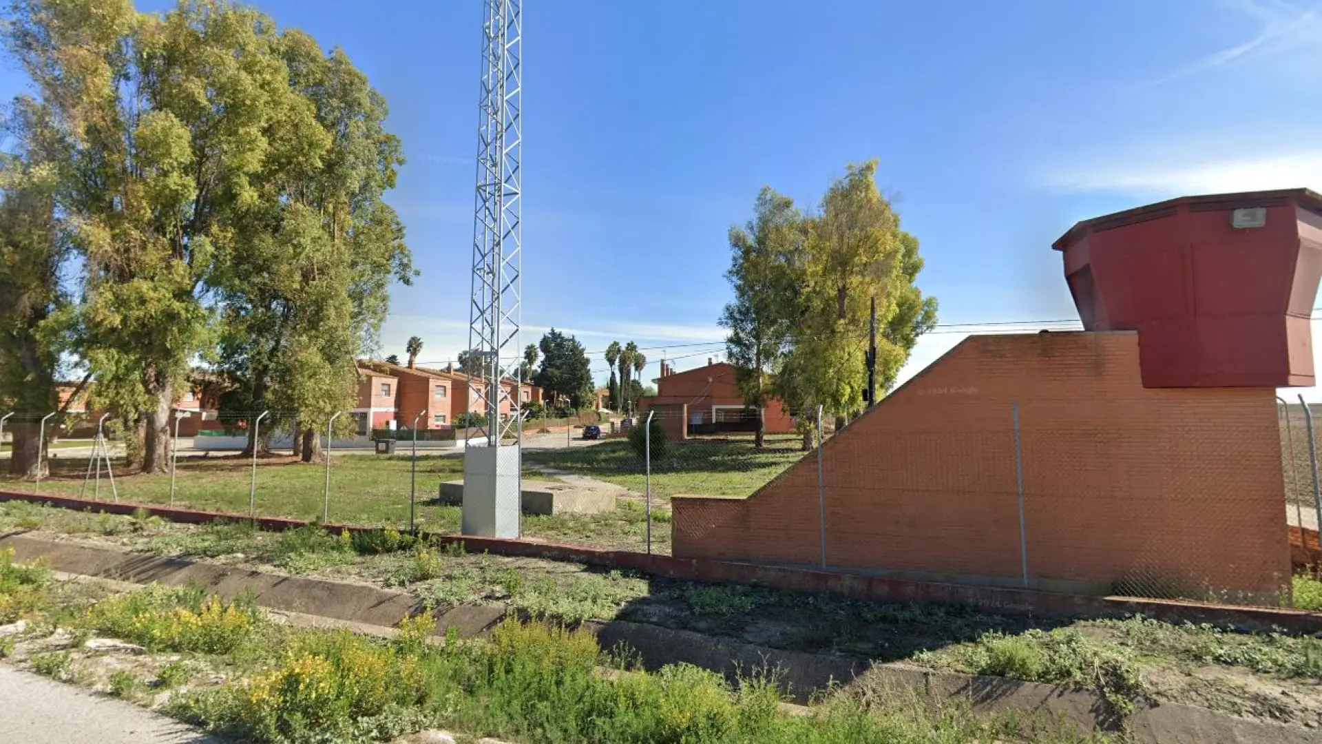 Intento de fuga en una cárcel de Cádiz: un preso abre un agujero en su celda, se sube al tejado y amenaza con tirarse
