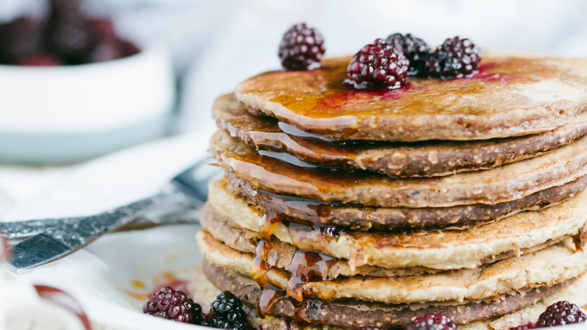 Pancakes de plátano y chocolate sin azúcar, una receta económica y perfecta para endulzar el día